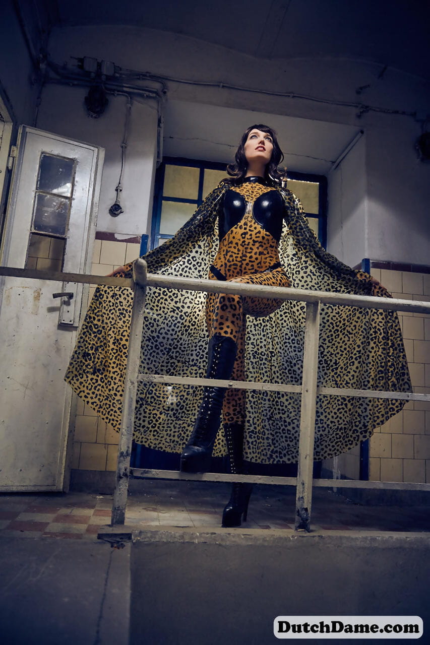 solo modello scioperi caldo pose in Completa corpo Leopard stampa costume