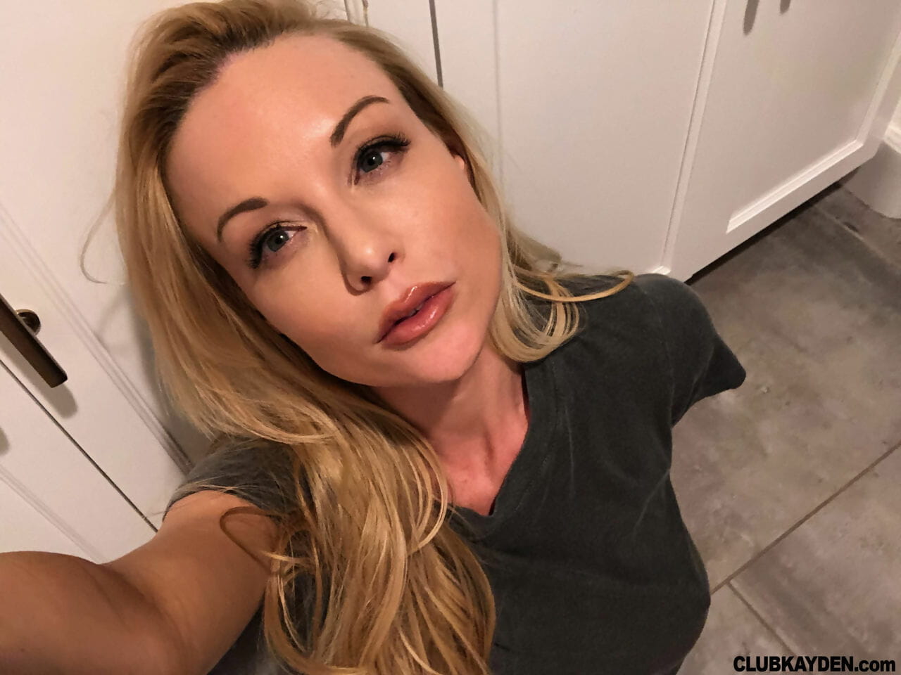 hot blond Kayden kross sport lange tepels terwijl het nemen van masturbatie selfies