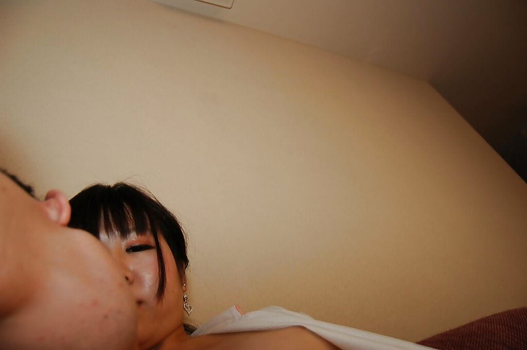 एशियाई लड़की देता है एक कामुक मुख-मैथुन और हो जाता है उसके बालों वाली चूत shafted कड़ा