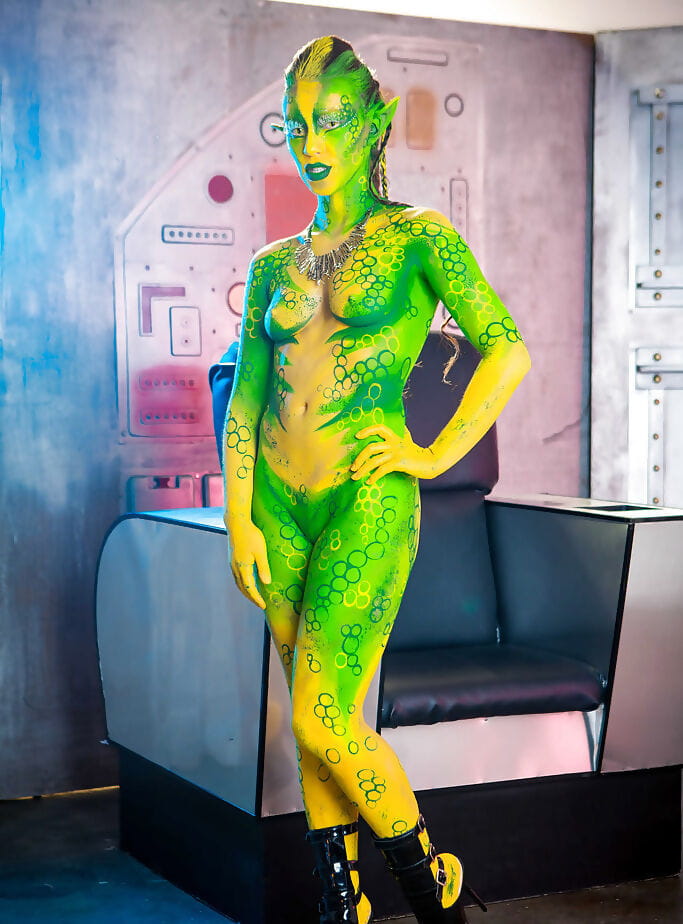 perwersyjne cosplay laska Tiffany Lalka pozowanie w ciało farba mundury i dystrybucja