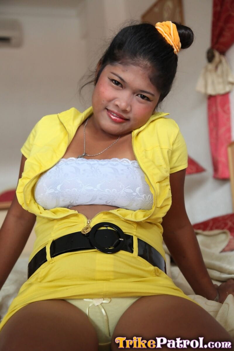 Филиппинки девушка выставляет ее сиськи и поправили киска для а Секс турист