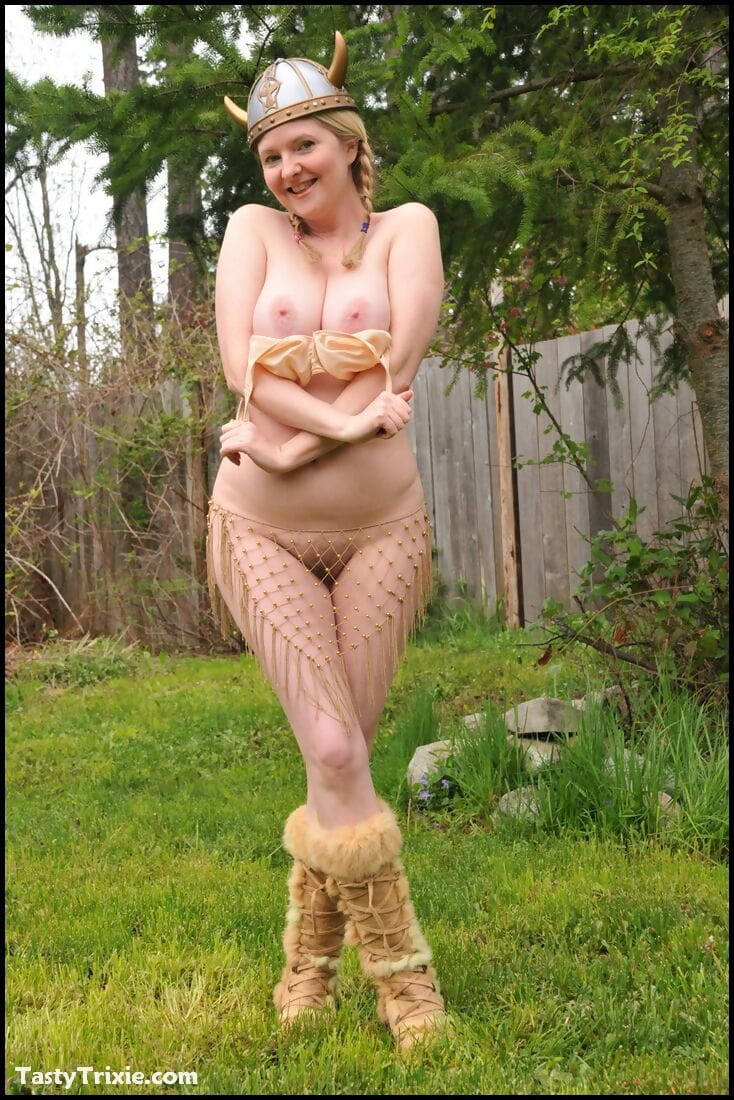 olgun Sarışın lezzetli Trixie sundu onu büyük göğüsleri içinde bu yard giyen bir viking şapka