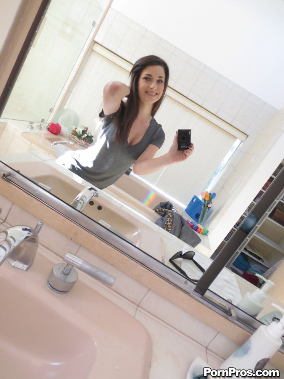 Lacey Channing pyszni jej naturalny cycki dostaje nagie i bierze sexy selfie