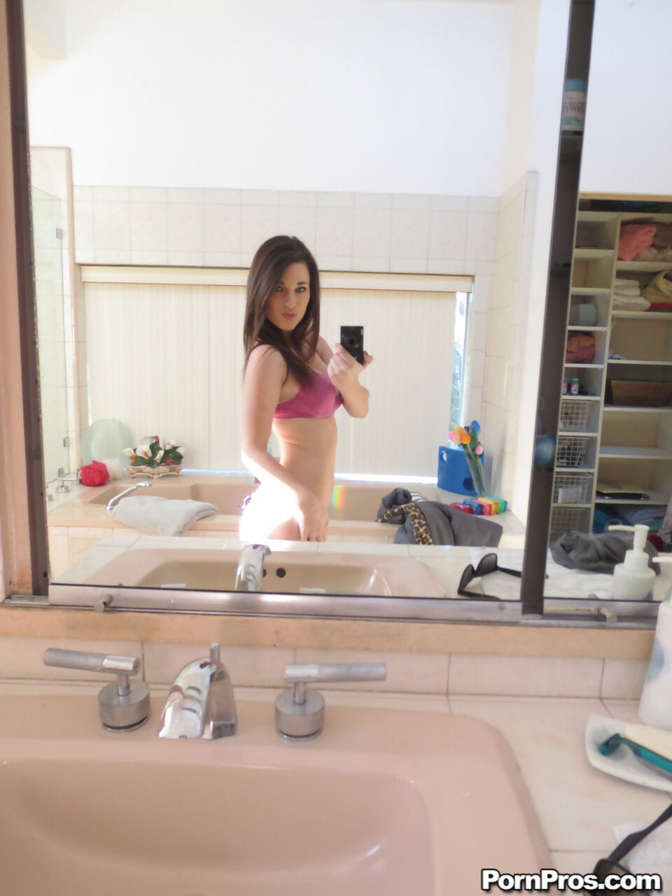 Lacey Channing pyszni jej naturalny cycki dostaje nagie i bierze sexy selfie