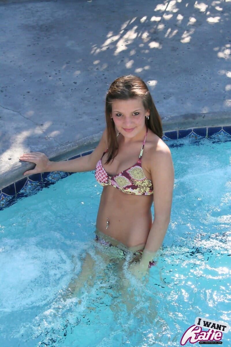 Sevimli teen Kate ezmek Kapakları Yukarı onu çıplak göğüsleri sonra çıkarma bikini üst içinde havuz
