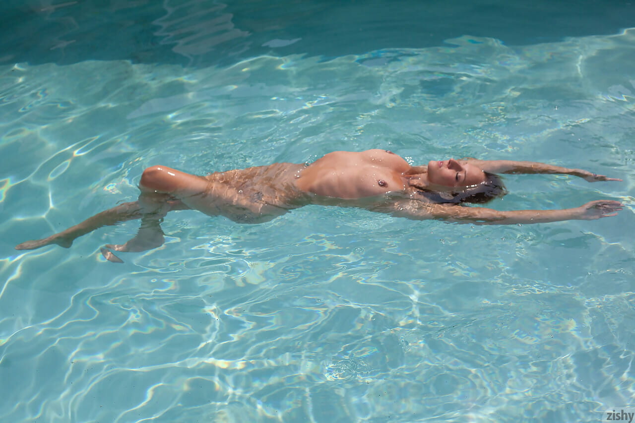 прекрасный Пайпер candless Показывая ее сексуальная кривые :по: В бассейн в ее прозрачные наряд