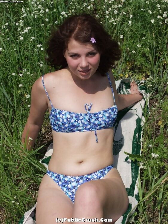 giovani cercando Ragazza prende off Il suo Bikini Per andare nudo in mezzo fiori di campo