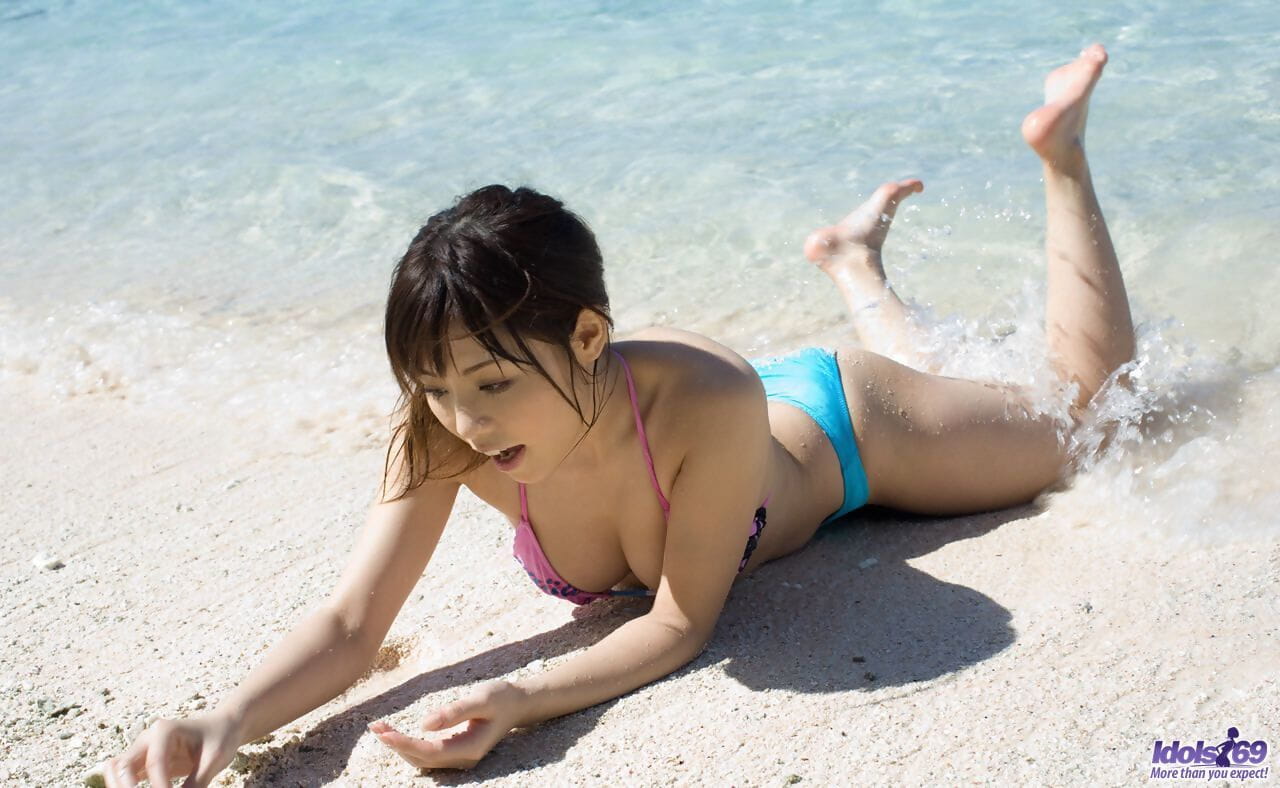 sexy japans meisje Aya hirai krijgt naakt op een Tropische Strand tijdens solo actie