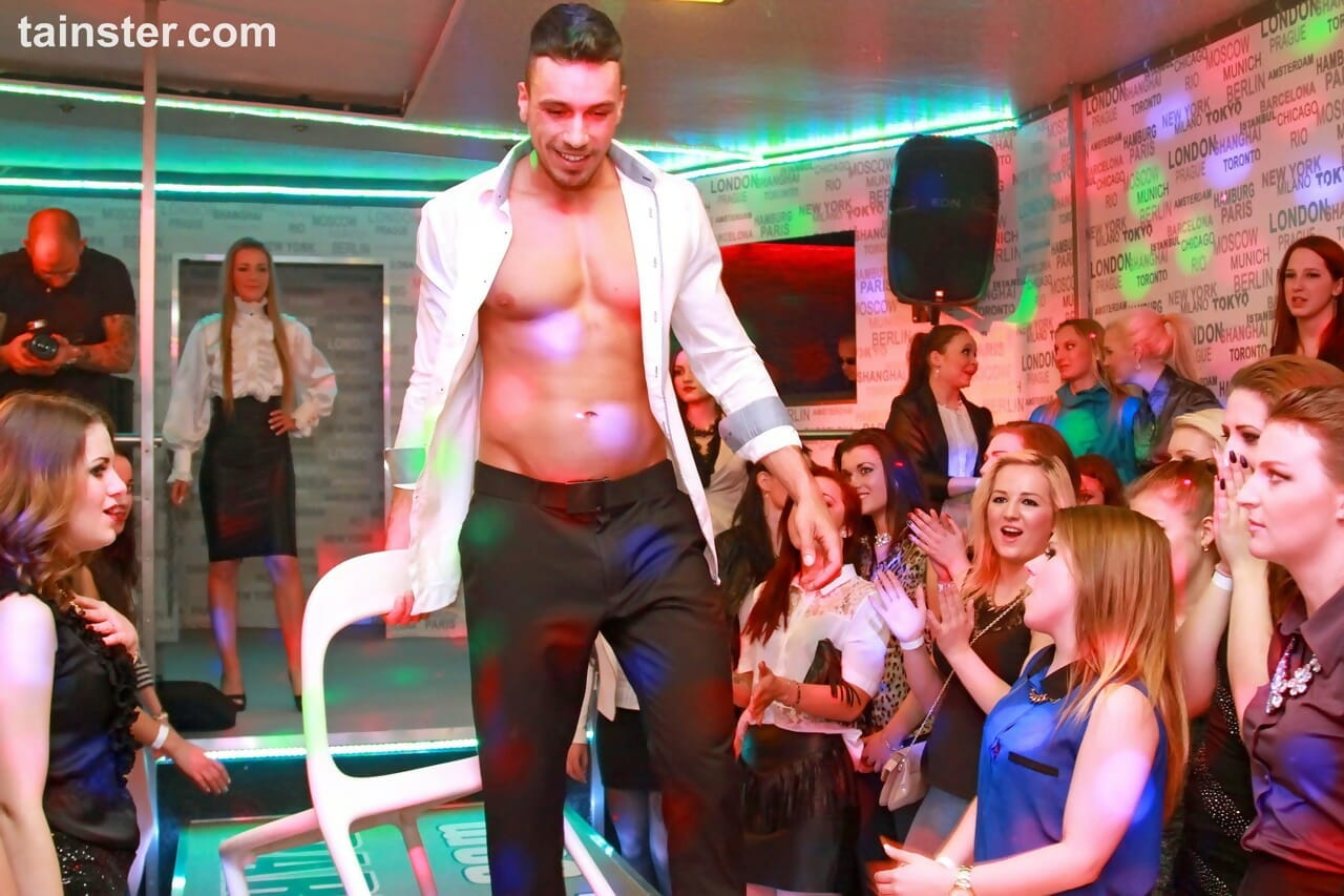 Wild und crazy party gehen Küken saugen auf schwer Schwänze der Männlich Stripper