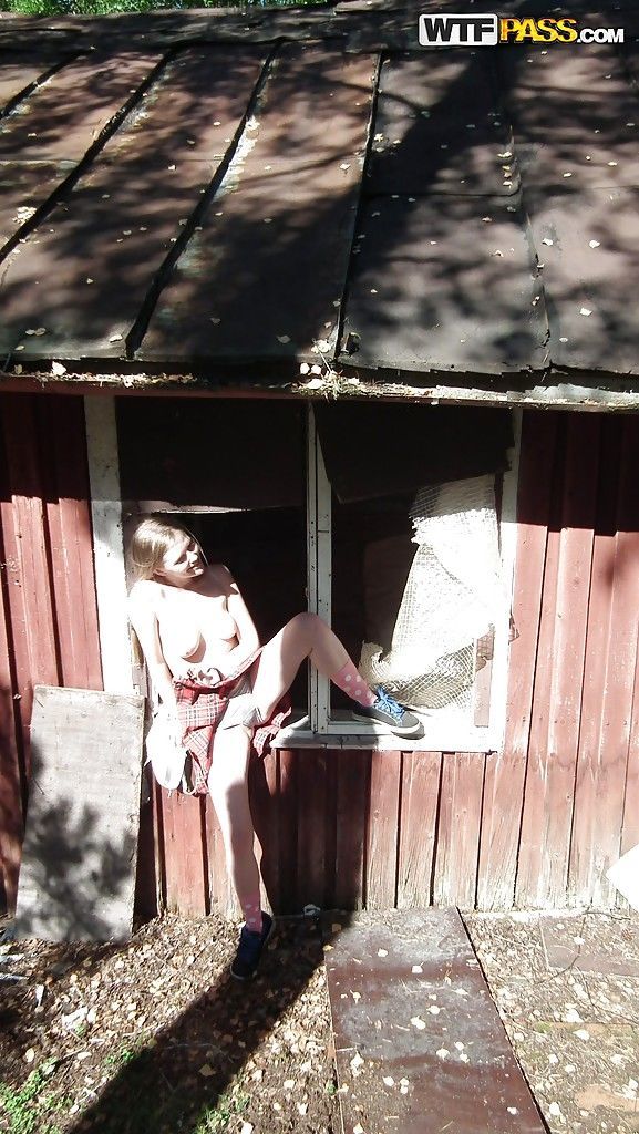 亲爱的 女朋友 与 大 奶 姿势 赤裸裸的 在 一个 废弃的 的房子