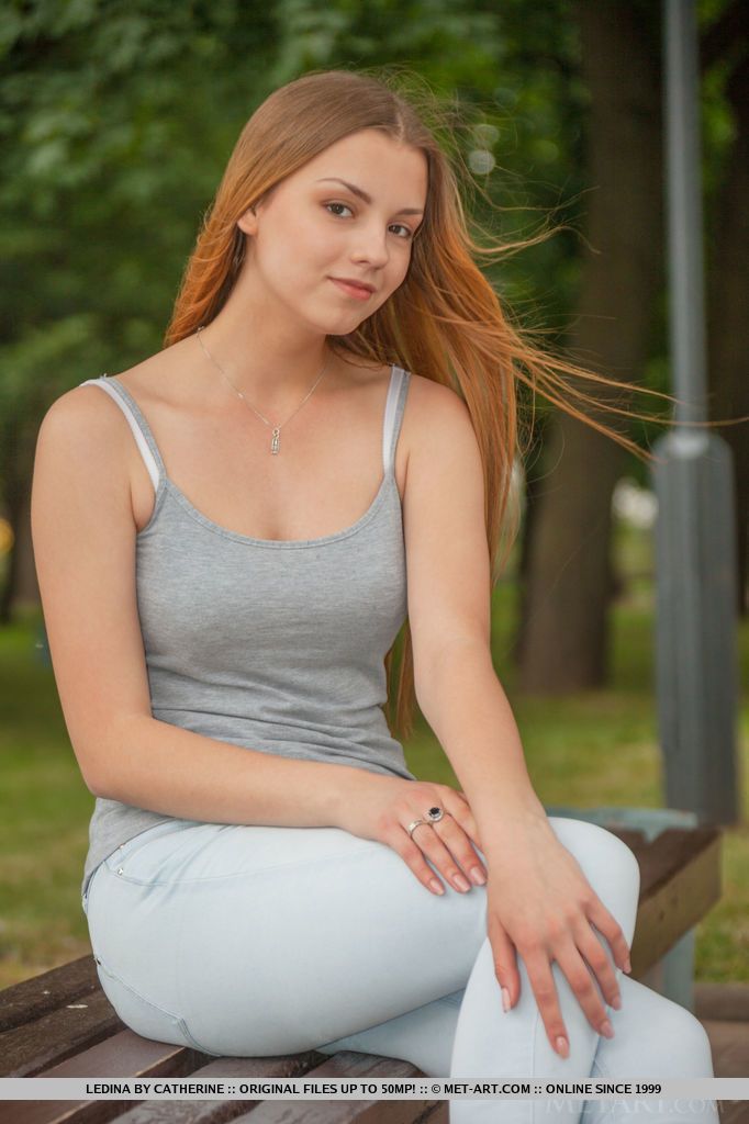 redhead Europäische Babe ausziehen zu bare winzige teen Titten während Glam Schießen