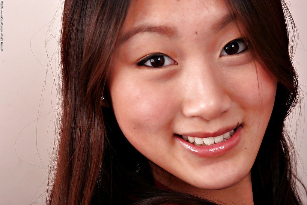 Amateur Asiatique solo Fille Evelyn Lin exposer Minuscule seins après décapage Nu