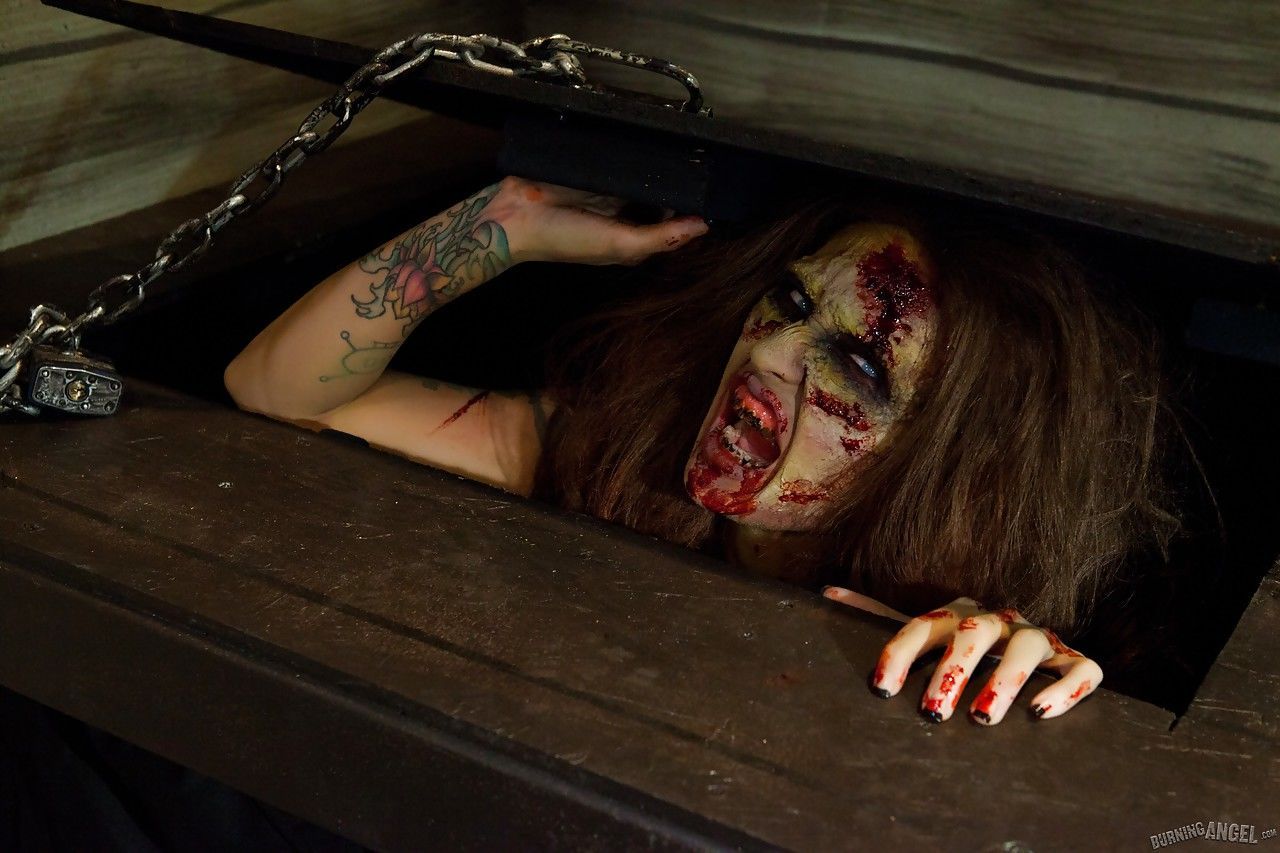 Saucy Phụ nữ da ngăm cosplayer Kleio unveils cô ấy zombie bộ ngực và l.