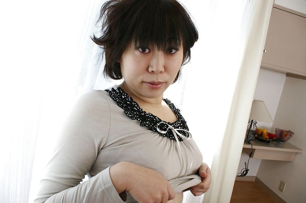 Asian milf Yoshiko Sakai takes a bath and demonstrates small tits