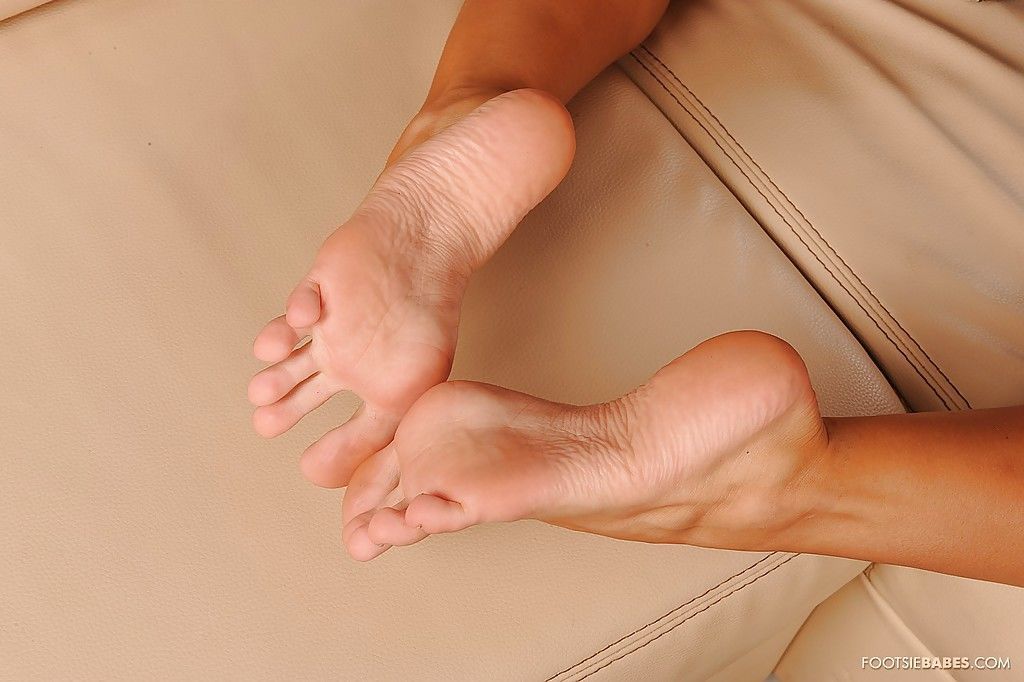 Seductive babe Anita Pearl showcasing her barefeet and sucking her toes