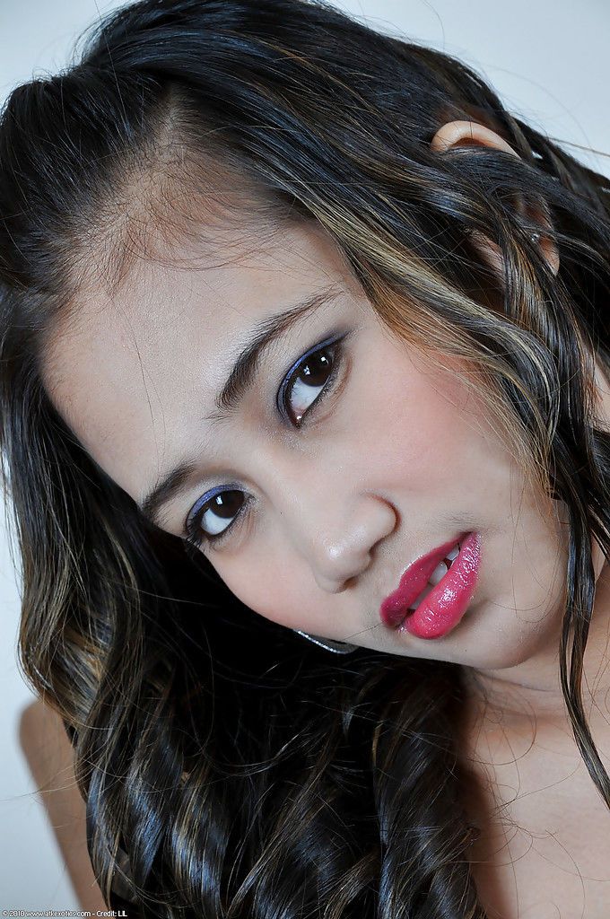Lindo Asiático Chica Akira modelado solo en ver thru lencería y malla medias