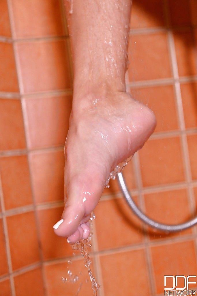 Descalzo euro chick Inna sirina mojar bonito Culo y Las piernas en ducha