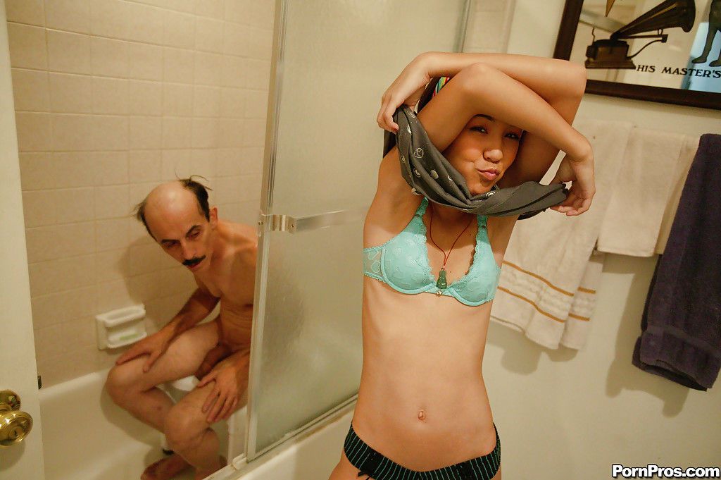 เอเชีย วัยรุ่น ที่รัก Amai Liu ได้ ใน คน อ่างอาบน้ำ กับ เป็ oldman แล้ว ได้ เซ็กส์