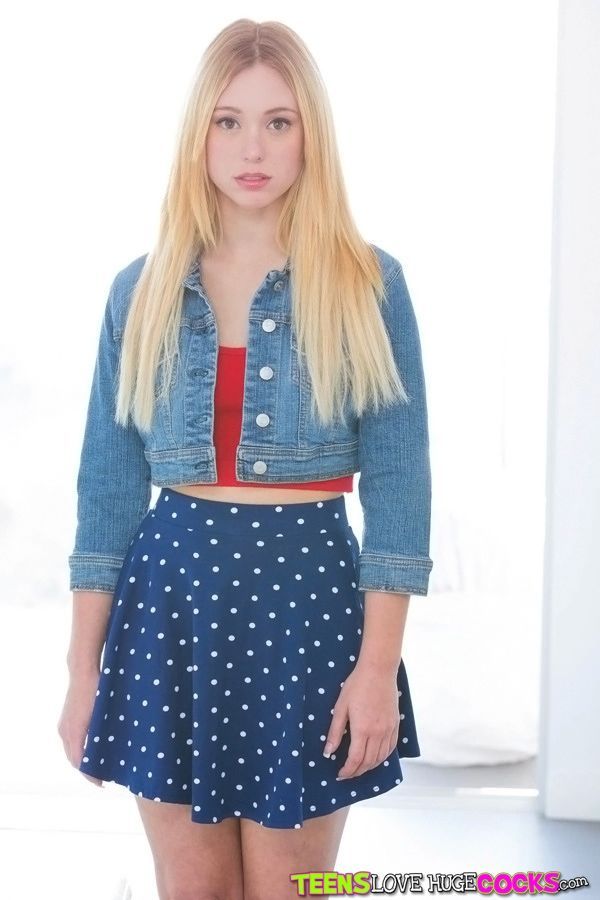 Blondynka nastolatek Lucy Tyler to demonstruje jej ogolone cipki i Mocno zad