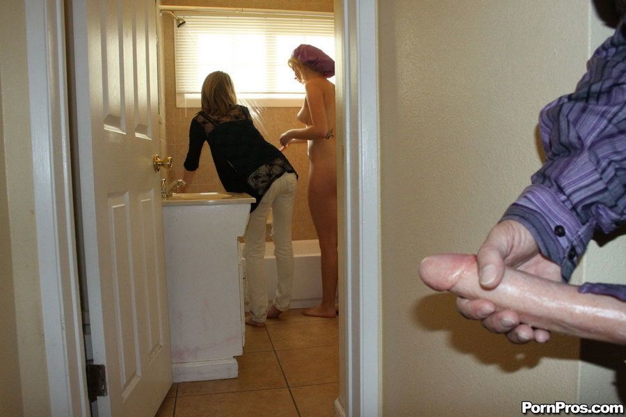 赤裸裸的 学院 女孩 吸吮 公鸡 & 获得 一个 暨 浴缸 在 颜射 现实 groupsex