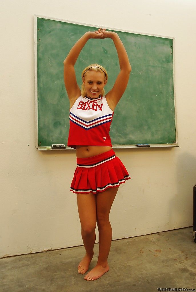 Vervelende Cheerleader Jamey james strippen en bloot haar blote Voeten