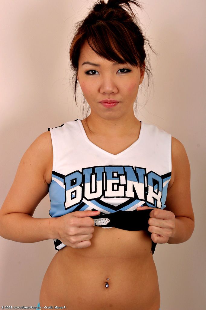 Amateur Asiatische solo Mädchen Schuppen Cheerleader uniform zu bare winzige teen Titten