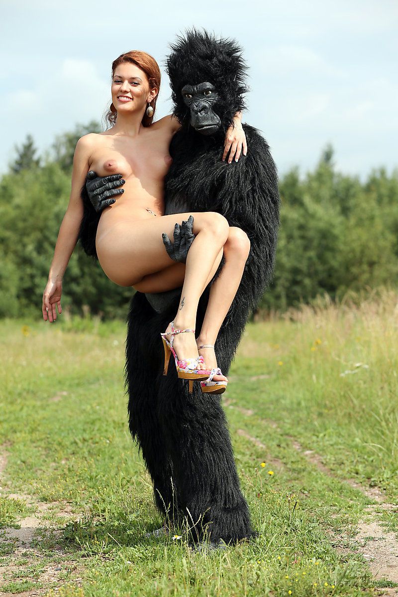 sexy redhead Cosplay Küken becca romps Nackt im freien in heels Mit gorilla