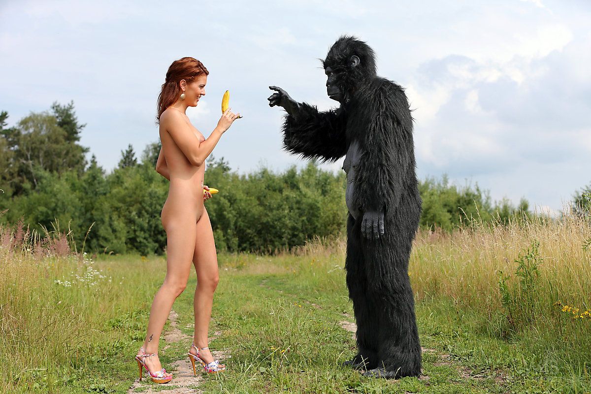 sexy ruiva Cosplay pinto becca romps Nude ao ar livre no saltos com gorila