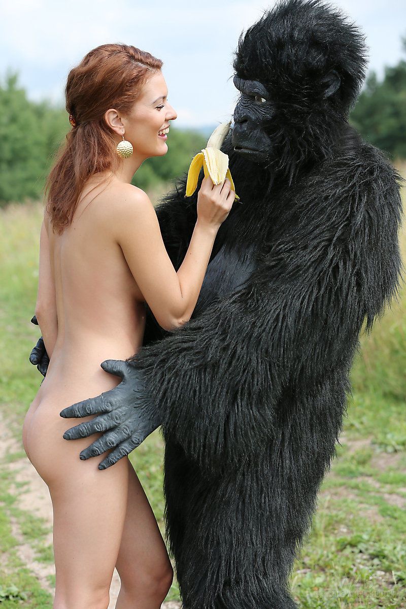 seksi kızıl saçlı Cosplay piliç becca romps çıplak açık havada içinde topuklu ile goril