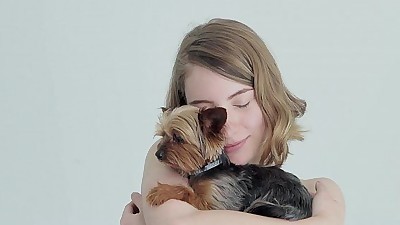 温泉 裸 金髪 cuddling 彼女の 子犬