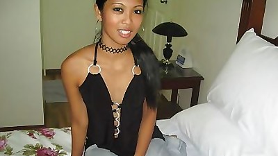 Pinay amateur spreads her legs to..