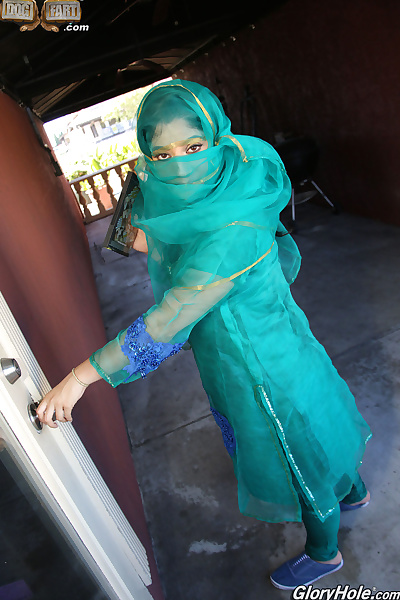 vêtu indien Nadia Ali obtient Nu après trouver Un bbc piquer thru Gloryhole