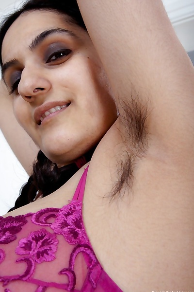 Hirsute ソロ モデル riani undresses 前 広がる 毛 外陰部には尿道口があり 唇