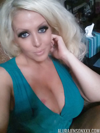 Platin blonde Bombshell Alura Jenson baring Big Titten für selfie