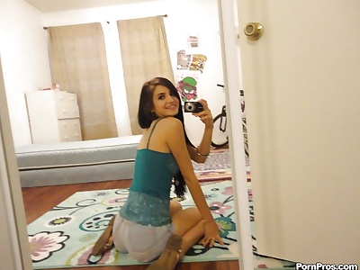 पतला महिला Zoey कुश खुदाई उसके शॉर्ट्स और शीर्ष जबकि लेने के selfies