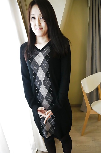एशियाई काले बाल वाली Riko करिया प्रस्तुत के लिए गैर नग्न शॉट्स में जूते और नली