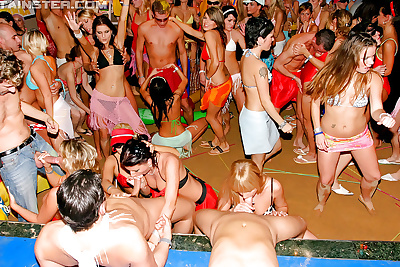 Verführerisch babes in bikinis sind in Hardcore groupsex bei die Wild party