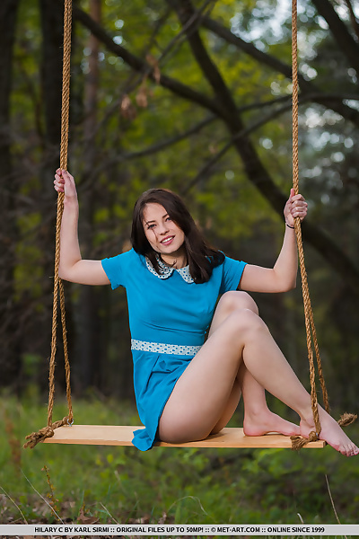 Les jeunes brunette Hilary C est encouragé pour obtenez de l' Nu sur swing ensemble dans La forêt