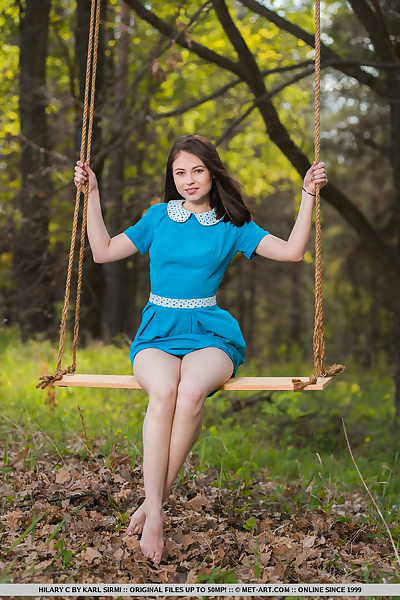 giovani Bruna Hilary C è incoraggiato Per ottenere nudo su swing set in foresta