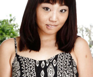 Aziatische eerste timer Miko Dai wandelingen jurk en vingers kaal