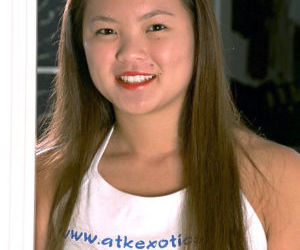 Amateur Asiatische sweetie Tina sportliche underboobage vor