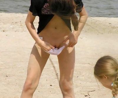 teen entfernt sand aus Bikini unten versehentlich zeigt pussy